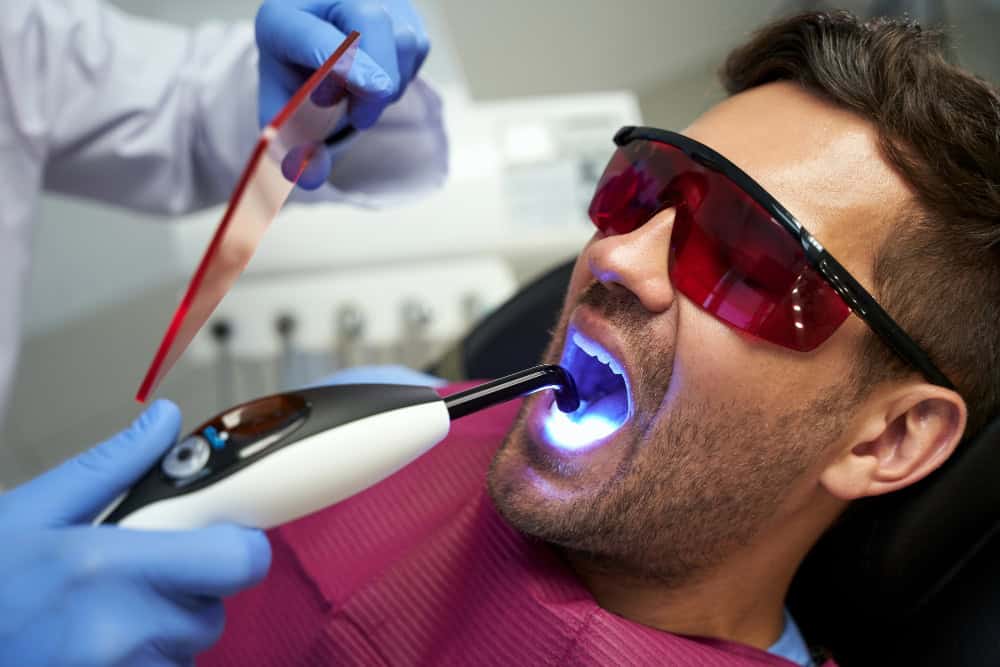 Paciente mostrando una sonrisa brillante y blanca tras su tratamiento de blanqueamiento dental en Carballiño.