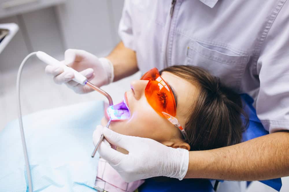 Odontóloga de Ideo Dental preparada para realizar un tratamiento de blanqueamiento dental profesional en la clínica de Carballiño
